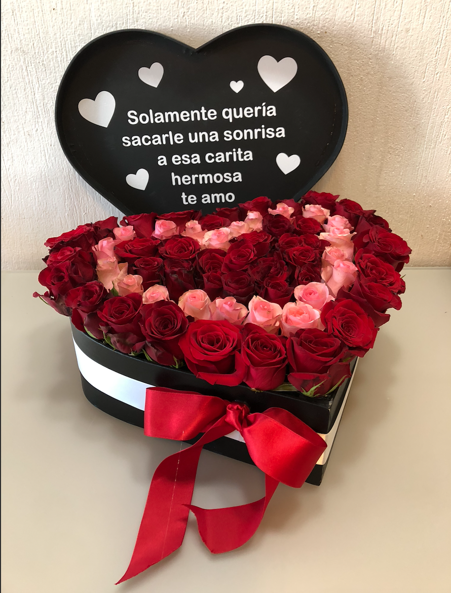 caja de flores en forma de corazón con frase personalizada